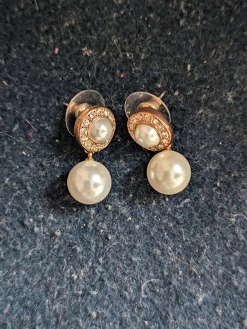 Petites boucles d'oreilles pendantes nacrées