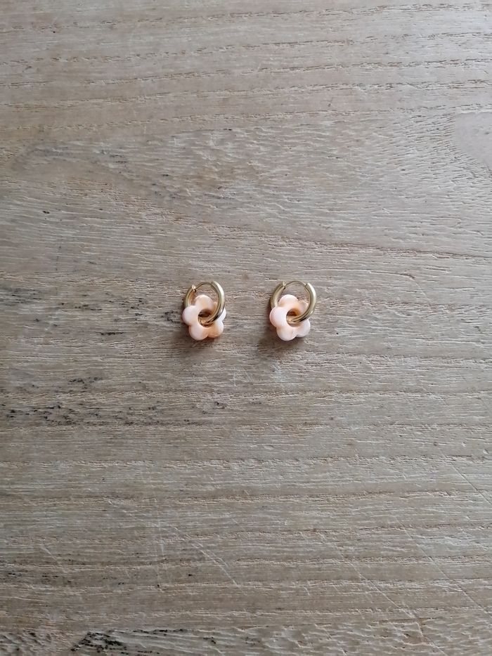 Boucles d'oreilles anneaux dorés en acier inoxydable avec petite fleur blanche et orange neuves