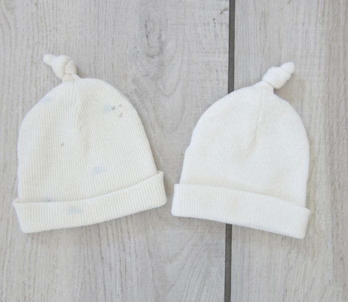 Lot de 2 bonnets unisexe de naissance nuages 38 cm.