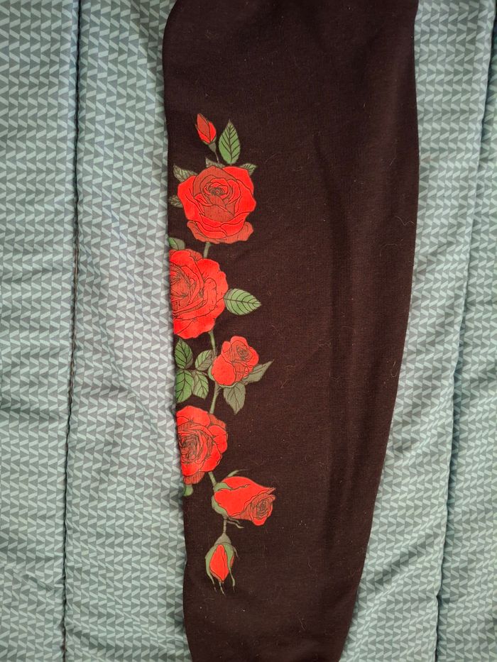 Sweat noir avec roses xs - photo numéro 6