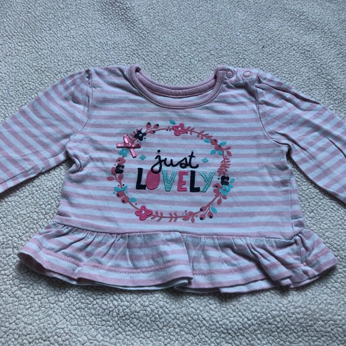 taille 3 mois, ni troue ni tache en très très bon état !