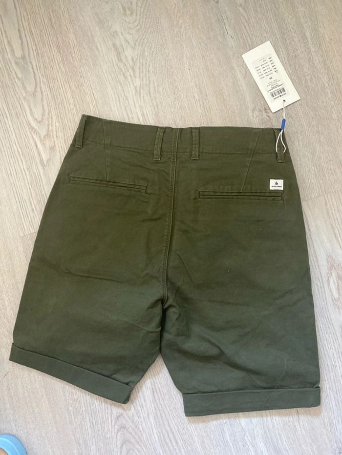 Short bermuda chino , couleur kaki, marque Jack & Jones. Taille XS Neuf - photo numéro 4