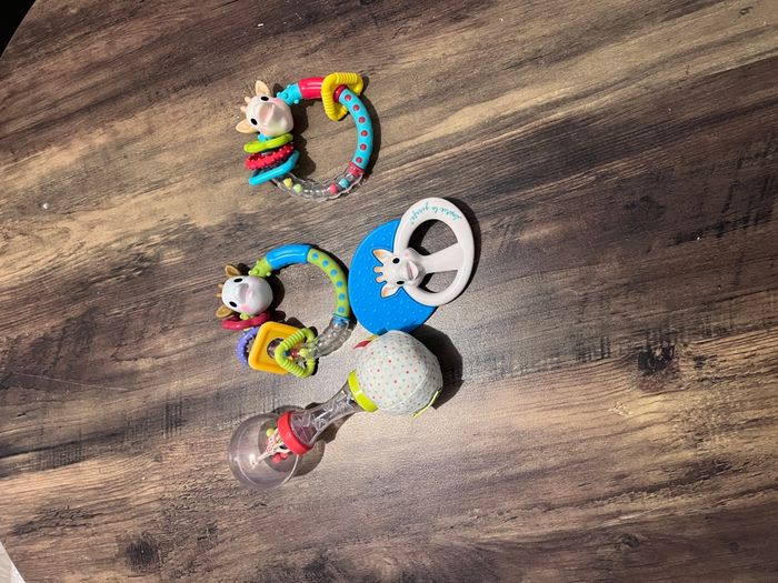 Lot de jouets d’éveil bébé – hochets, jouets bois et cube d’activités - photo numéro 1