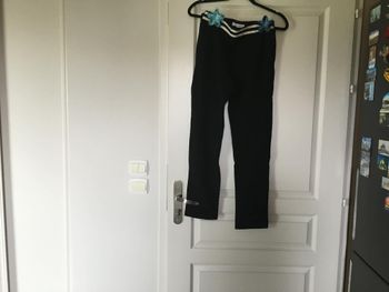 pantalon noir avec bandelettes beiges à paillettes