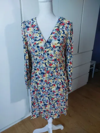 Très jolie robe fleurie dos ouvert