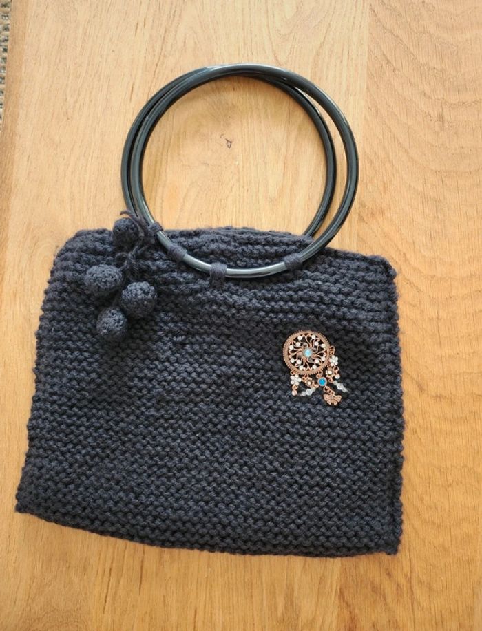 Sac noir laine anse ronde broche fait main