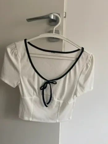 Top blanc à manches courtes et nœud noir - style french girl rétro