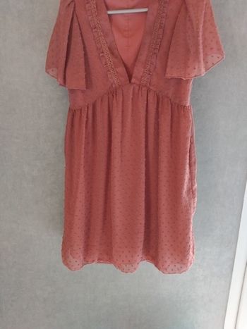 Robe courte décolletée avec ceinture intégrée 