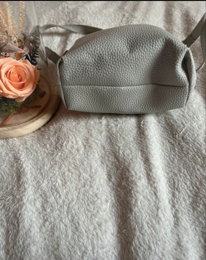 Sac à main gris avec son porte carte en très bon état - photo numéro 5