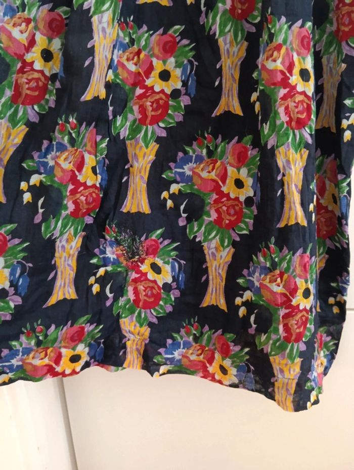 Robe vintage fleurie multicolore.
Fond noir. - photo numéro 8