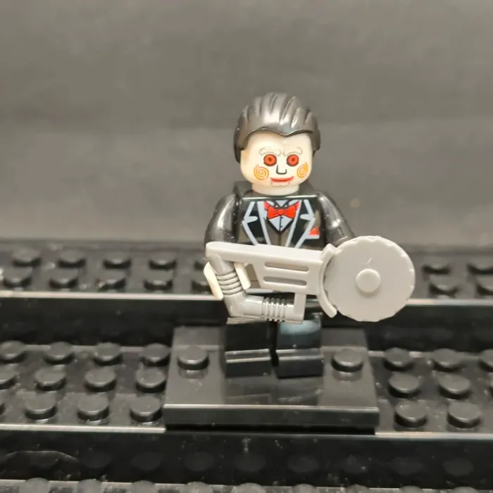 figurine type lego jigsaw saw