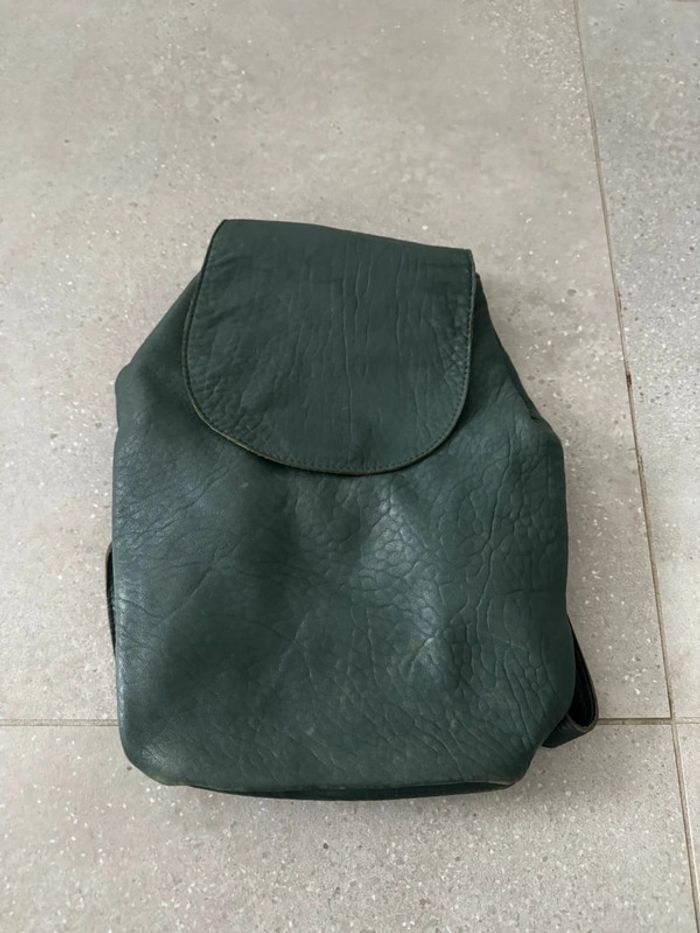 Sac à dos vert Création sacs mary, bon état mais il y a des marques d'usures, 21x31cm