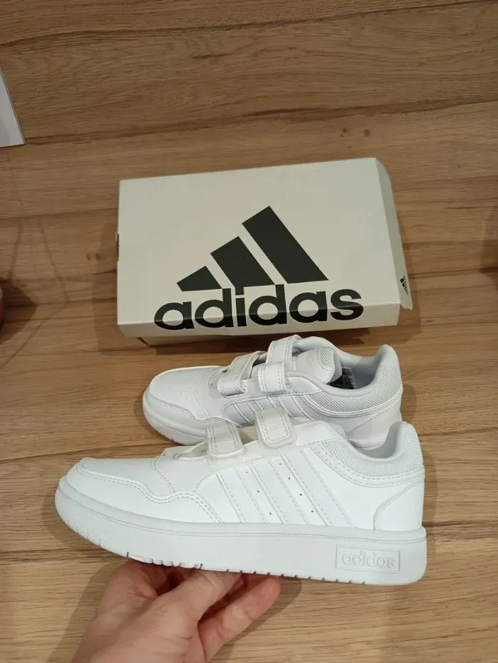 Baskets mixtes blanches à scratchs Adidas pointure 33 neuves dans leur boîte d'origine 🏷 - photo numéro 3