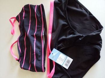 maillot de bain 2 pièces  taille 10/12 ans  neuf