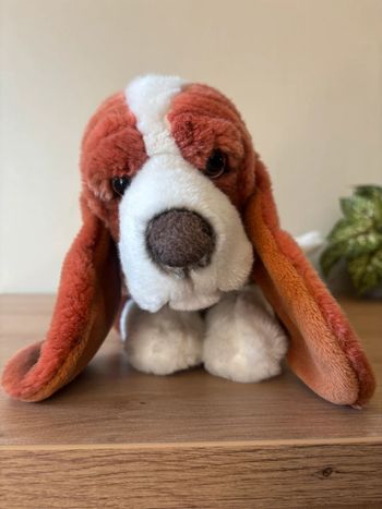 Peluche chien basset marron blanc playkids