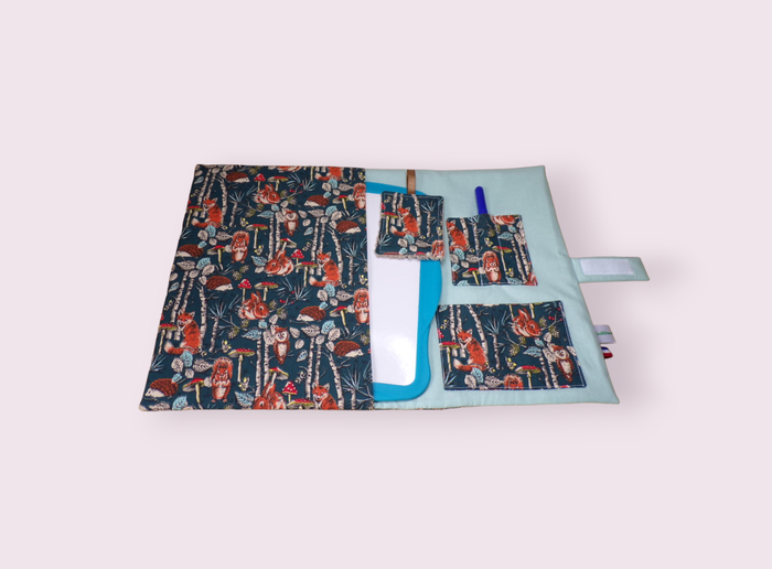 pochette range ardoise et crayons, effaceur offert, modèle animaux de la forêt fond bleu - photo numéro 2