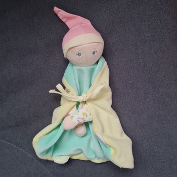 Doudou plat poupée lutin - cape jaune et vert - Zeste d'amour - Corolle