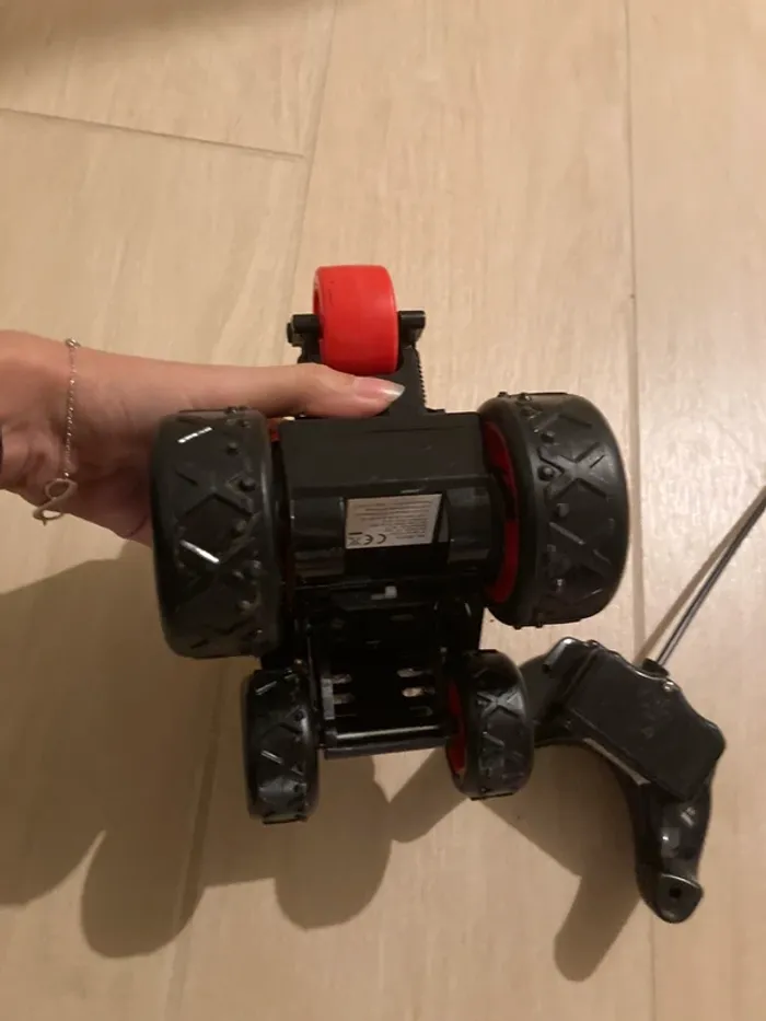 Voiture télécommandée 3 roues rouge et noir - photo numéro 2