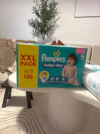 Carton couches taille 4 Pampers neuf