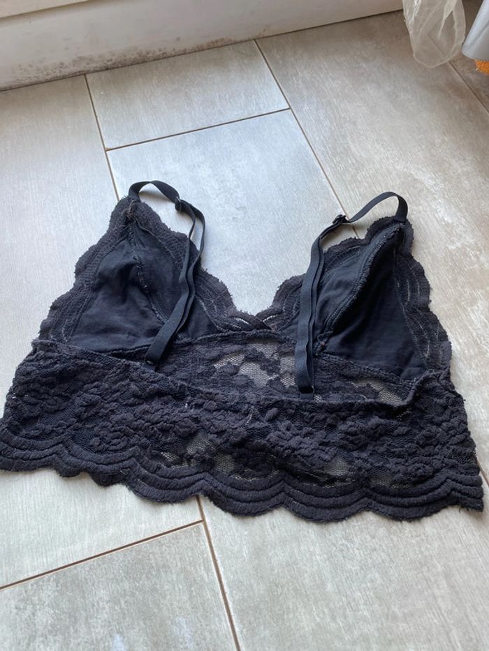Top noir, dentelle, M. Pull bear. - photo numéro 2