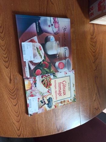 Lot de 2 livres yaourts , gâteaux, fromages , meringues