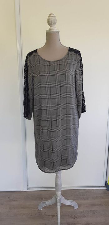 Robe à carreaux avec dentelle sur les manches