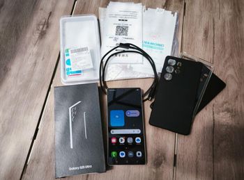 Samsung Galaxy S25 Ultra Noir Absolu Titane avec 256 Go de stockage.