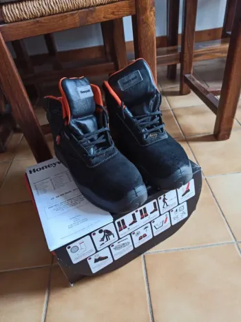Paire de chaussures de sécurité neuve