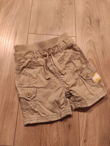 Short beige. 1 an