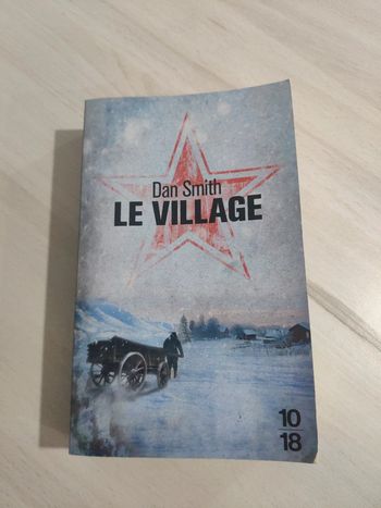 Livre poche Le village Dan Smith