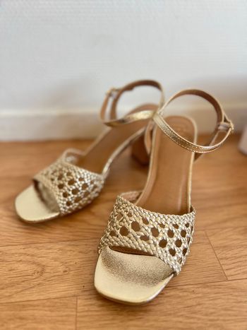 Sandale dorée à talon