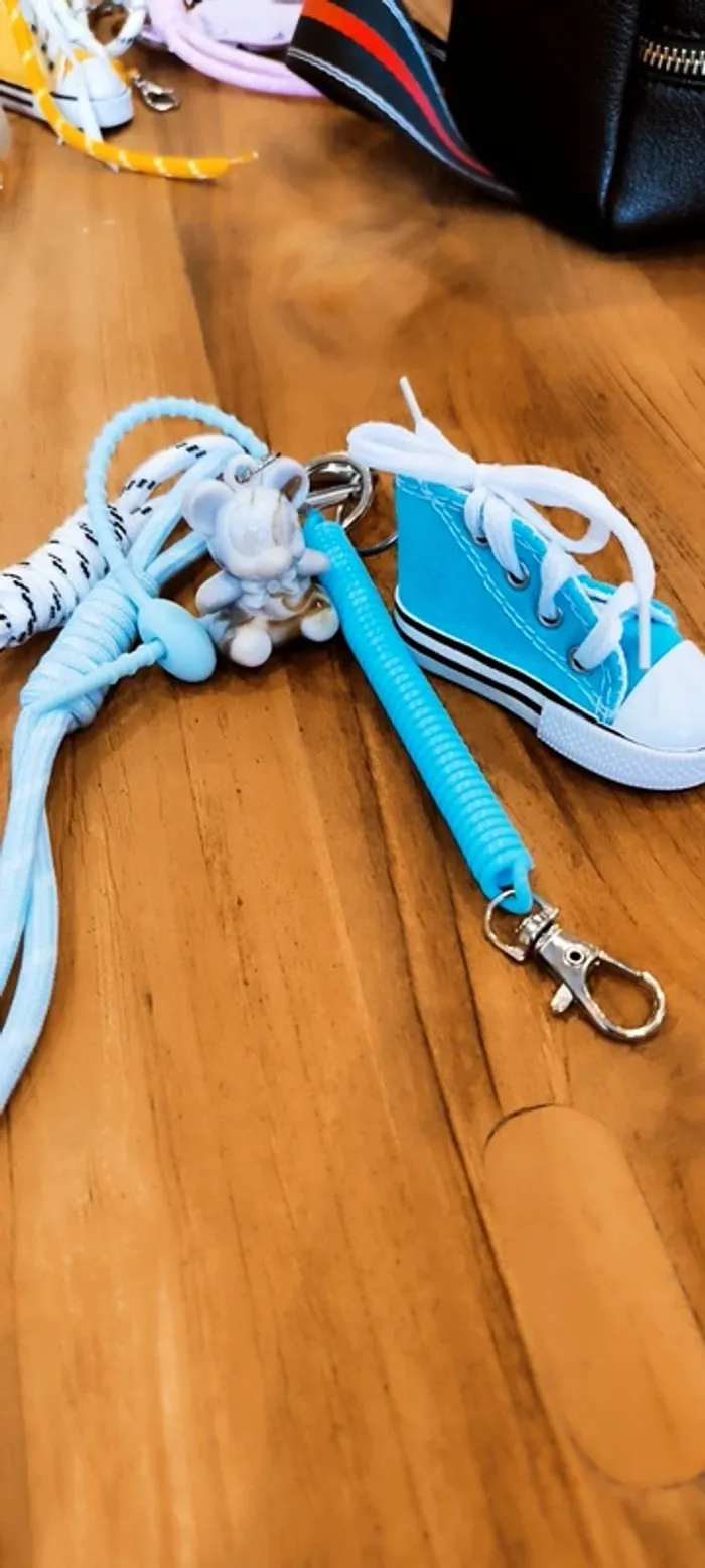 Porte clé gri-gri de sac Mickey converse bleu - photo numéro 4