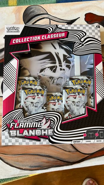 Coffret classeur Pokémon EV10.5 flamme blanche