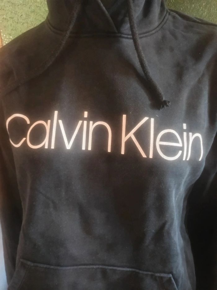 Sweat à capuche Calvin Klein noir très bon état - photo numéro 2