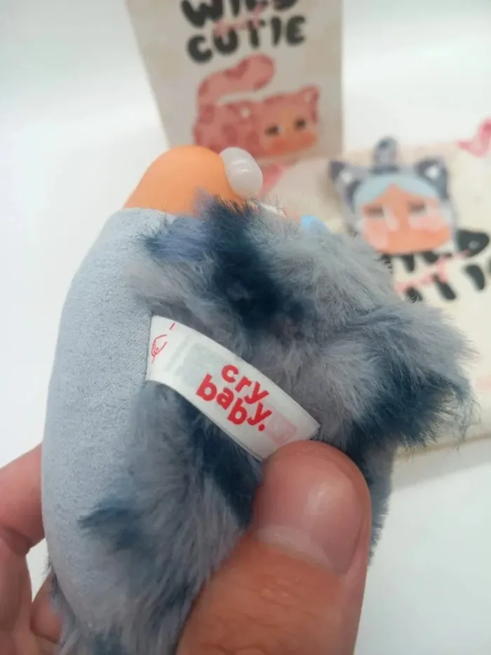 Crybaby Wild but Cutie Series Vinyl Plush Pendant Denim Cutie - photo numéro 4