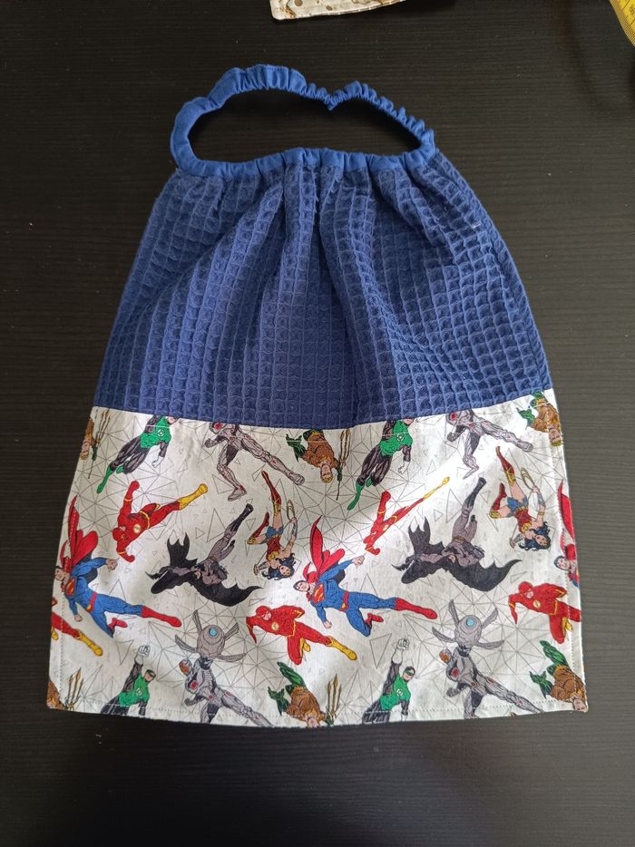 Bavoir motif superman super-héros avec élastique idéal cantine école maternelle