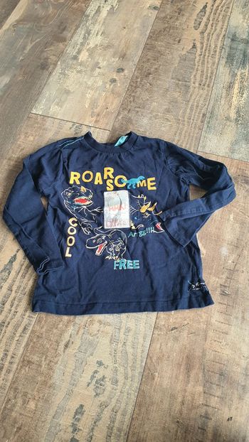 T-shirt dinausaure 3 ans en très bon état