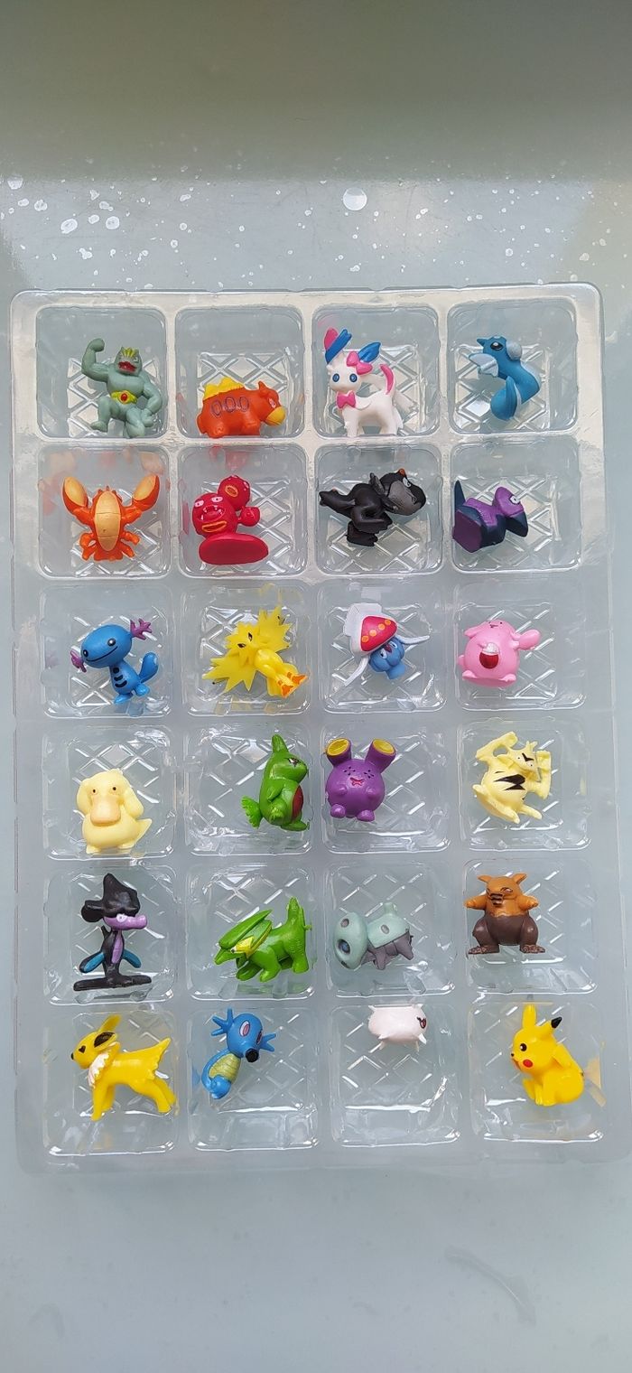 Calendrier de L'avent pokémon rouge Méry christmas et ses figurines - photo numéro 3