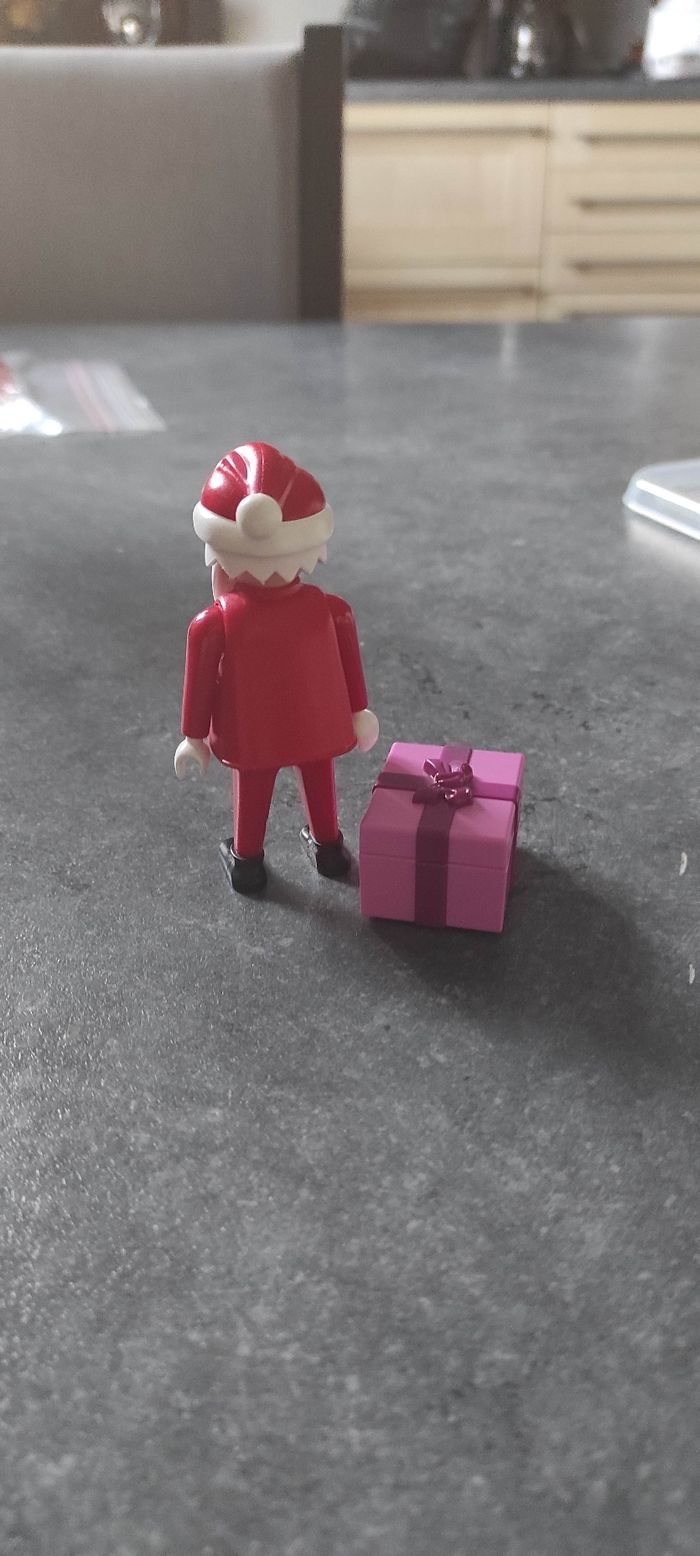 (C37) Playmobil père Noël avec cadeau rose - photo numéro 2