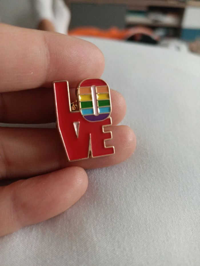 Pins Love LGBT arc en ciel - photo numéro 3