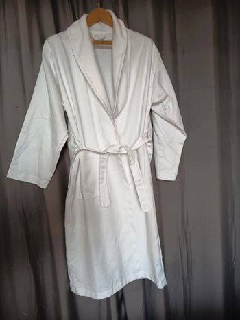 Peignoir blanc.ou robe de chambre .