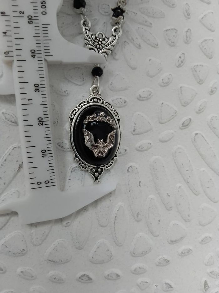 Collier pendentif noir et chauve souris - photo numéro 2