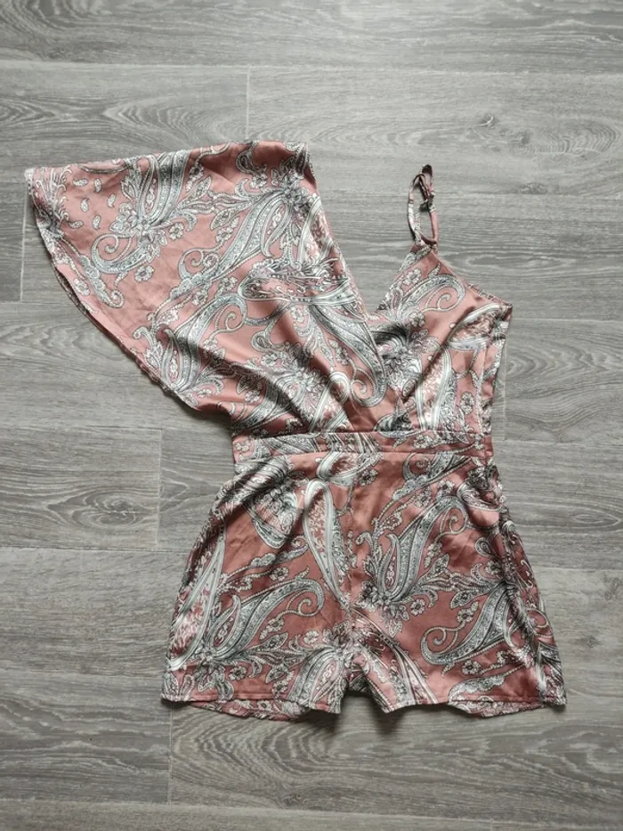 Combishort manche courte et bretelle cache-coeur rose motif paisley noir blanc taille 38 Missguided - photo numéro 8
