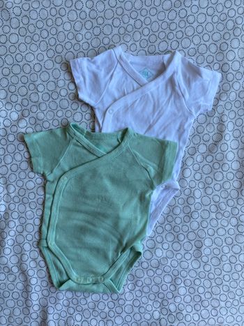 Lot de deux bodies vert et blanc 1 mois