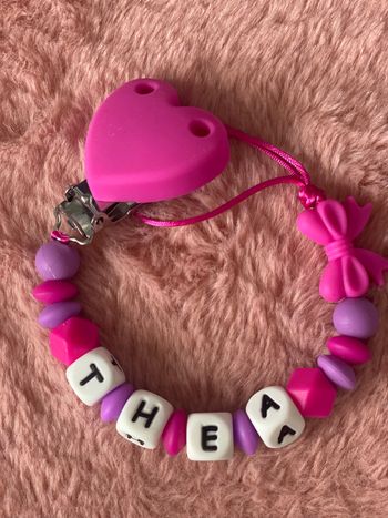 Attache tétine cœur personnalisée