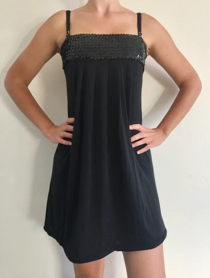 Robe à sequins sur la poitrine