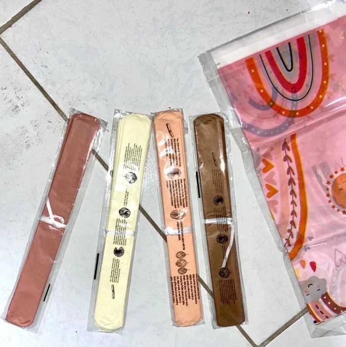 Lot déco anniversaire nappe arc en ciel +fleur en papier neuf - photo numéro 2