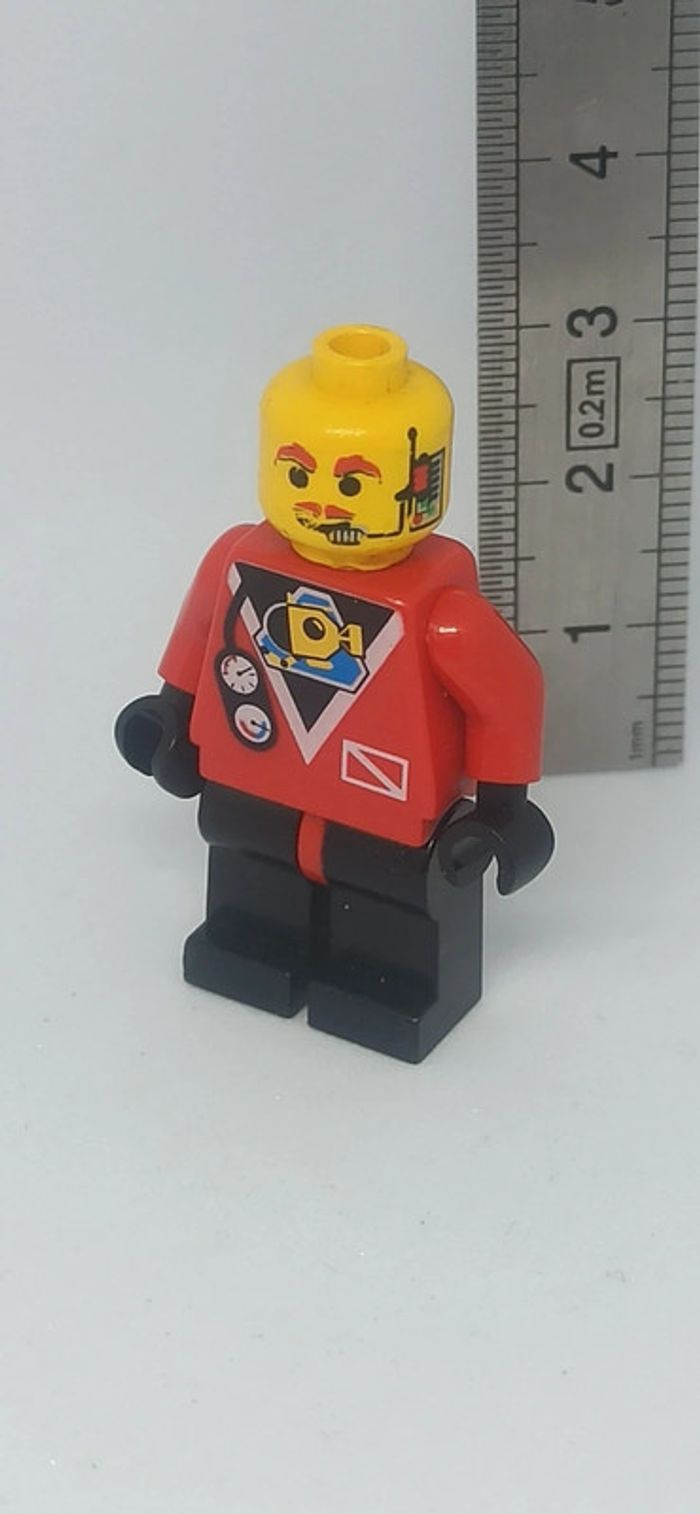 Figurine homme habits de plongeur et casque lego - photo numéro 3