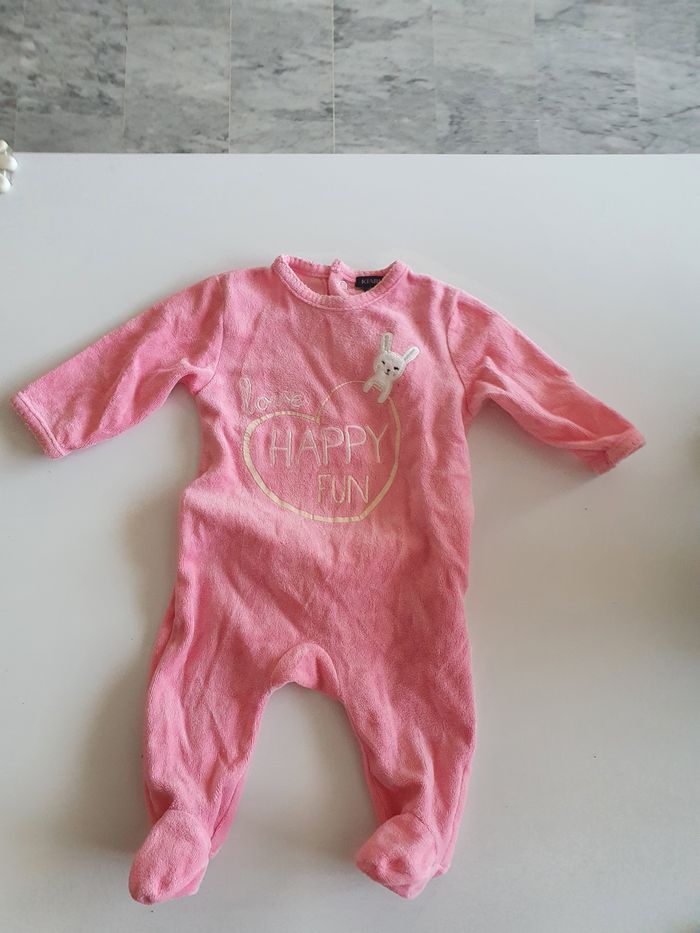 A vendre 2 pyjamas bébé fille taille 3 mois