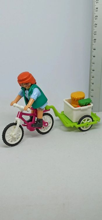 Femme soigneuse cycliste pour zoo avec vélo et remorque playmobil